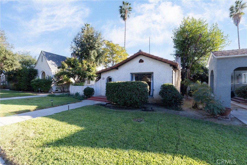 Main image without alt text