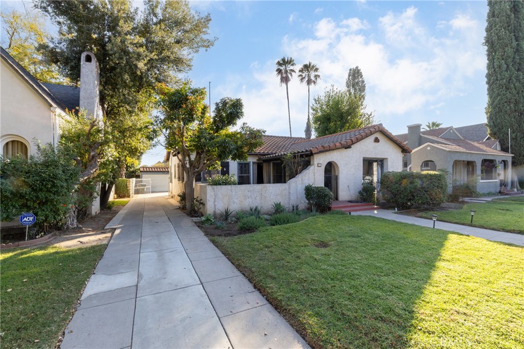 Main image without alt text