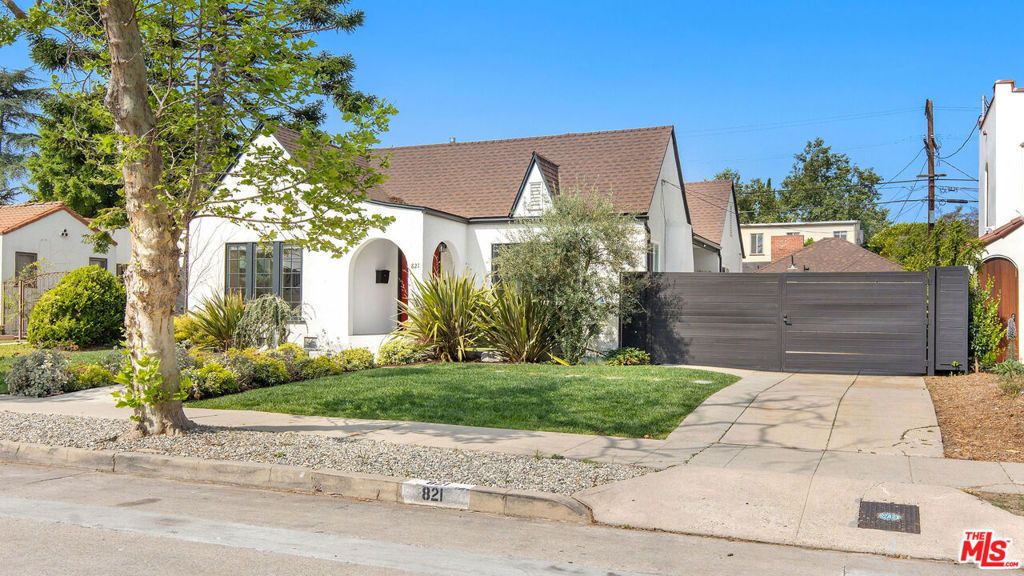 Photo of 821 S Cloverdale Avenue, Los Angeles, CA 90036 (MLS # 26671095)