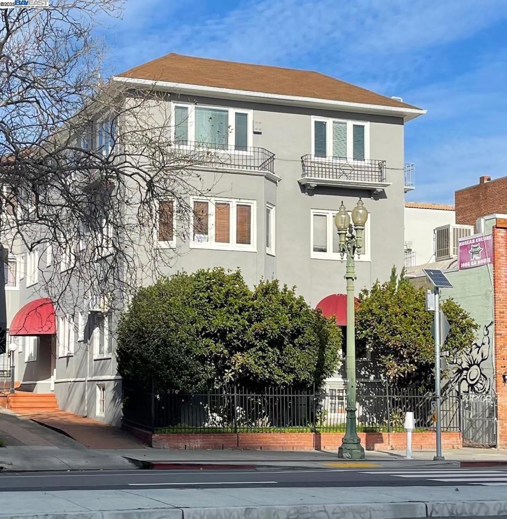 Office space available in Adams Point one block from Lake Merritt in this beautiful building. Landlord will build to suit tenants needs.