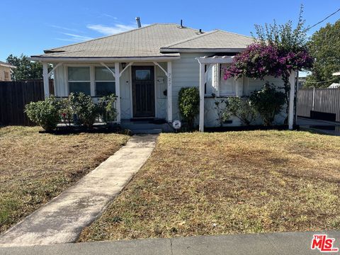Photo of 727 W 117th Street, Los Angeles, CA 90044 (MLS # 25599531)