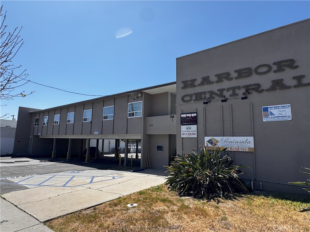 Comfortable office located in the heart of San Pedro, California. Office is approximately 10' x 26'. The building is minutes from the 110 freeway, a stone's throw from downtown San Pedro, and enjoys easy access to three major banks (Citi, Bank of America, and Chase are yards away). J. Trani's is across the street for after-hour meals; Iron City Tavern and El Taco are on the same block, and Starbuck's is a block away on 9th and Gaffey.
The property has its own off-street parking lot. All utilities are included in the rent; tenant is responsible for internet access and/or telephone service and/or security services if the tenant wants those services.