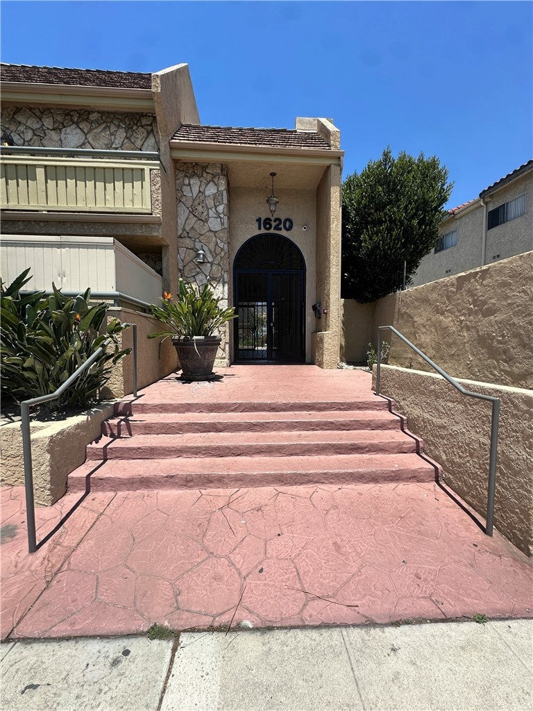 1620 N San Fernando BLVD