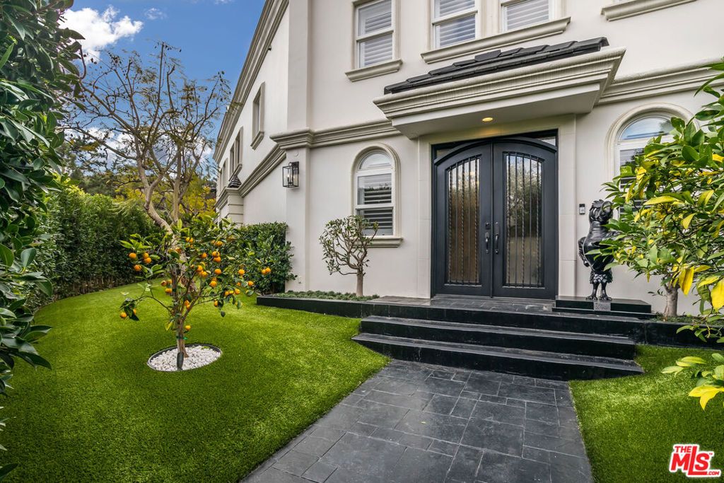 Photo of 2209 Banyan Drive, Los Angeles, CA 90049 (MLS # 25570529)