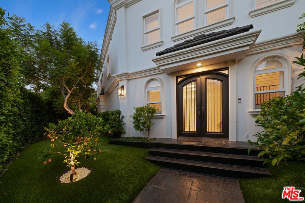 Photo of 2209 Banyan Drive, Los Angeles, CA 90049 (MLS # 25570529)