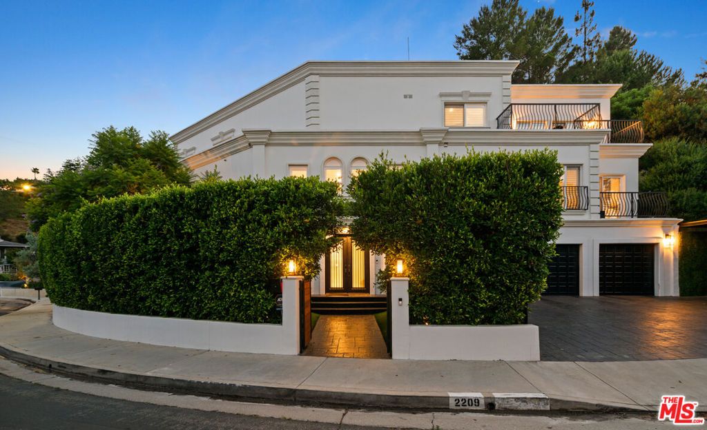 Photo of 2209 Banyan Drive, Los Angeles, CA 90049 (MLS # 25570529)
