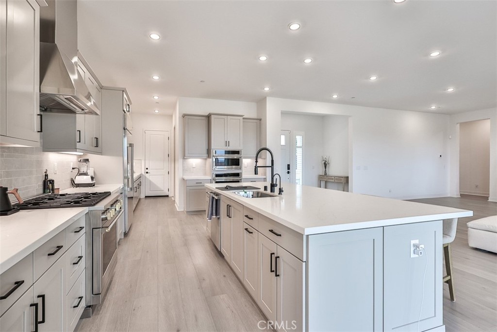 1112 W Empress