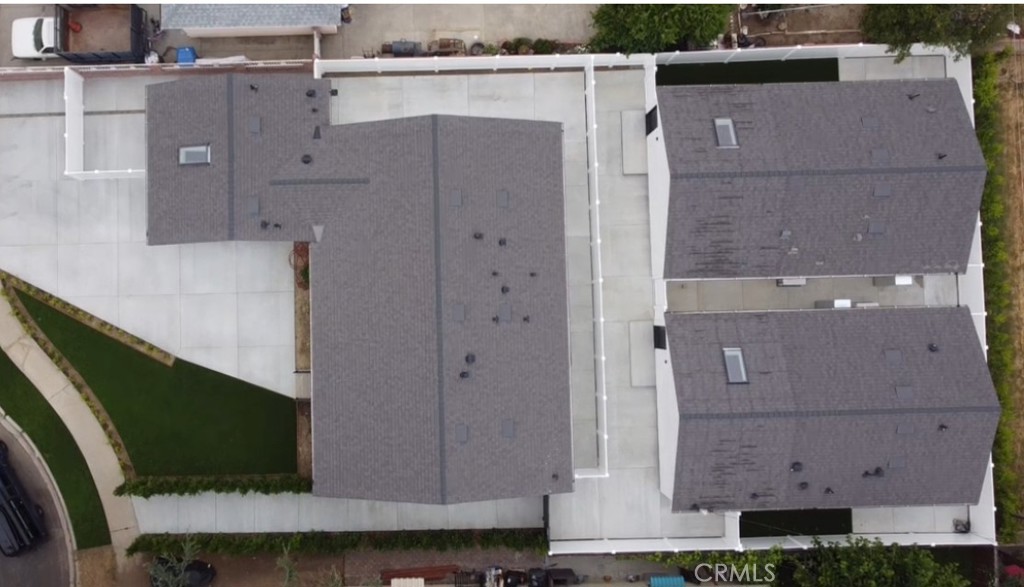 Brand new 2 bedroom, 2 bathroom unit with 800 sqft of living space, featuring high-end finishes, nice high ceilings, in-unit laundry and a private backyard.