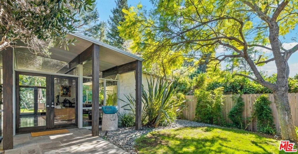 Photo of 2530 Hutton Drive, Beverly Hills, CA 90210 (MLS # 26665947)