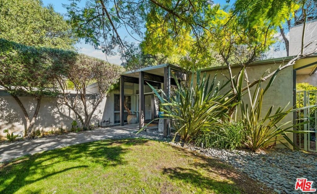 Photo of 2530 Hutton Drive, Beverly Hills, CA 90210 (MLS # 26665947)