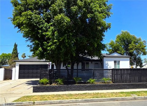 Photo of 14007 Parthenia, Panorama City, CA 91402 (MLS # CV26090155)