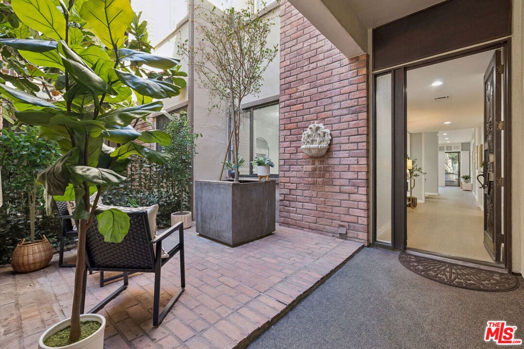Photo of 141 S Linden Drive #104, Beverly Hills, CA 90212 (MLS # 26985669)