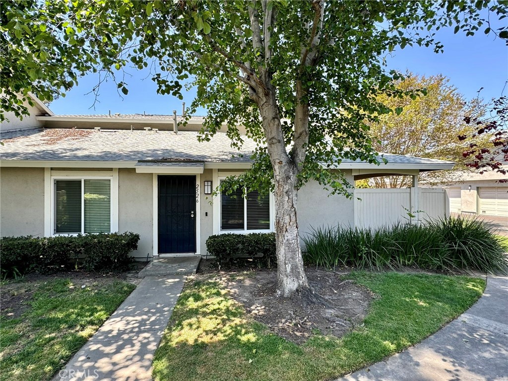 One story end-unit townhome, 2 car garage and washer and dryer hook ups. Desirable location in a serene neighborhood, this charming townhome offers a perfect blend of comfort and convenience. The spacious living room seamlessly connects to the dining area, creating an open and inviting space for relaxation and entertainment. The remodeled kitchen features granite countertops and modern cabinetry.
The large main bedroom includes a walk-in closet, providing ample storage space. Enjoy the benefits of newer double-pane windows throughout, enhancing the home's energy efficiency and tranquility. Key amenities include washer and dryer hookups, central air conditioning, and heating, ensuring comfort throughout the seasons.
The expansive private patio is a delightful retreat, ideal for barbecues and intimate gatherings. This home also includes a two-car garage with direct access for added convenience.
Residents can take pleasure in the community swimming pool, a perfect spot for leisurely days with family and friends. Lush sidewalks and green areas invite daily strolls, enriching your living experience. Conveniently located just minutes from South Coast Plaza, Costa Mesa, and the 405 Freeway.