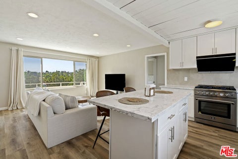 Photo of 593 Benson Way, Thousand Oaks, CA 91360 (MLS # 26868689)