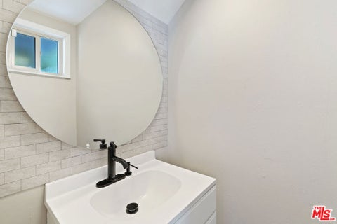 Tiny photo for 593 Benson Way, Thousand Oaks, CA 91360 (MLS # 26868689)
