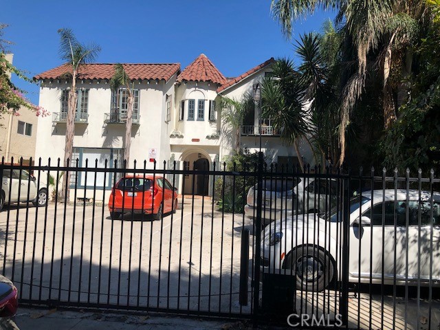 Near Korea town, Hollywood and not far from University of soutern California, unit has two bedrooms and two Den, spacious living room, laundry room in unit, located on the ground level, Two parking behind gate plus extra one garage.
