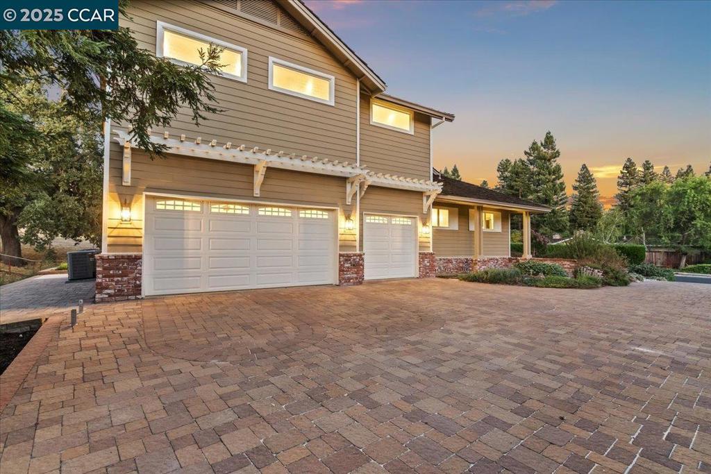 HIDDEN OAKS - Residential