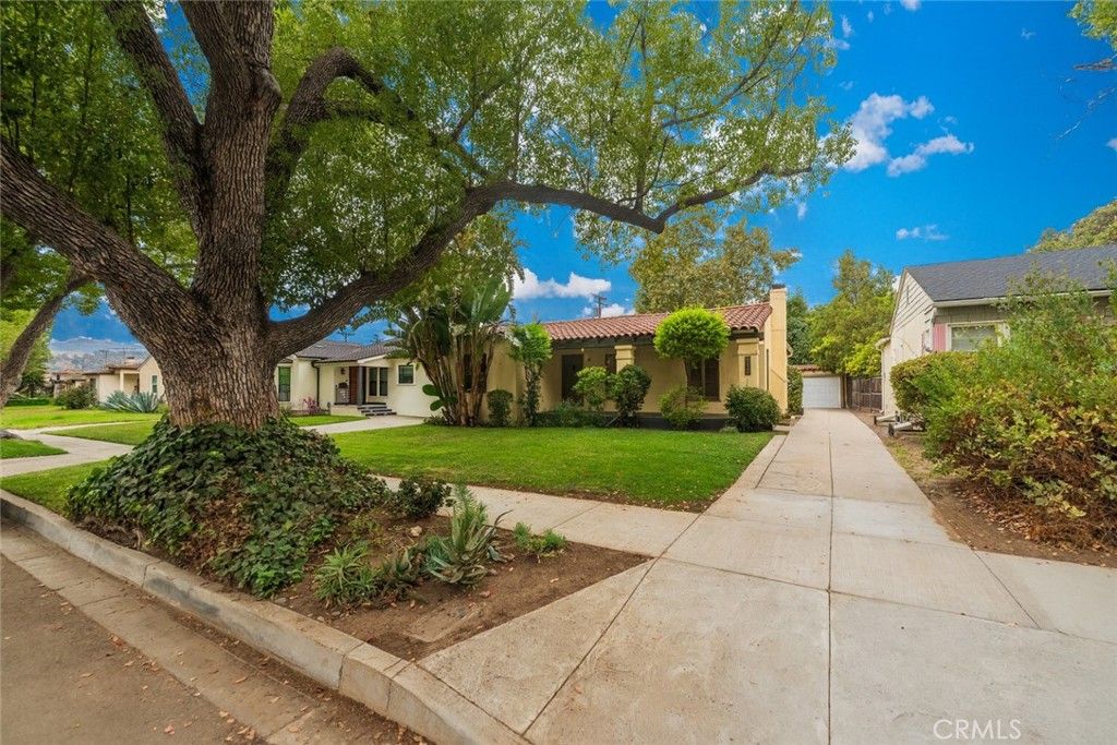 Photo of 913 Norton Avenue, Glendale, CA 91202 (MLS # PV25230564)