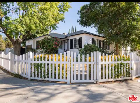 Photo of 17900 Hatteras Street, Encino, CA 91316 (MLS # 25604505)