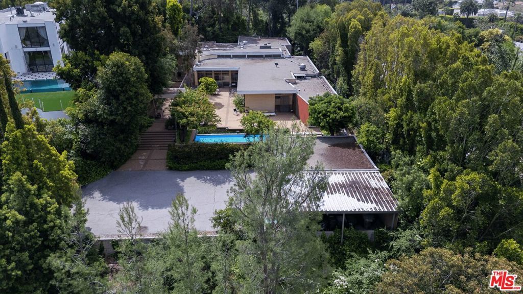 Photo of 1022 Summit Drive, Beverly Hills, CA 90210 (MLS # 26836109)
