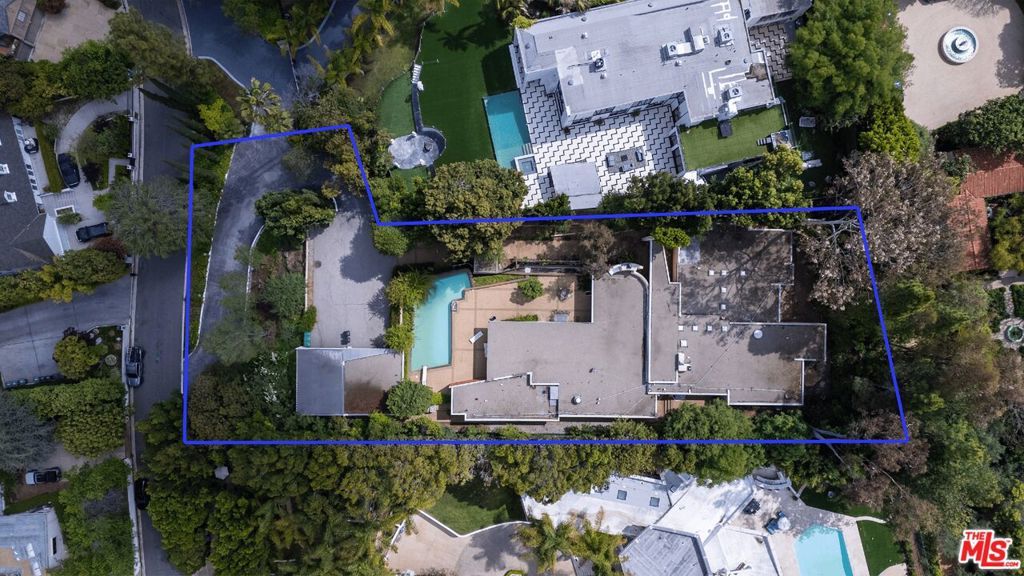 Photo of 1022 Summit Drive, Beverly Hills, CA 90210 (MLS # 26836109)