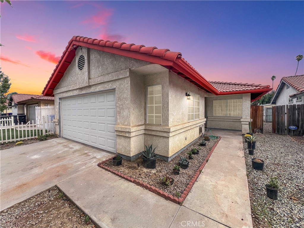 Welcome to 881 Don Dr in Hemet!
This charming single-story home has been thoughtfully updated to provide both comfort and style. One of the standout improvements is the removal of the popcorn ceilings, creating a clean, modern look that enhances the spacious feel throughout.
Inside, you’ll find a bright and inviting layout, perfect for everyday living and entertaining. The living areas flow seamlessly, while the kitchen offers plenty of cabinet space and a functional design ready for your personal touch. Bedrooms are well-sized with ample closet space, and the bathrooms have been maintained with care.
Step outside to enjoy a private backyard that’s ideal for relaxing, gardening, or hosting family and friends. With an attached garage and a quiet neighborhood setting, this home combines convenience with a warm sense of community.
Located close to local schools, shopping, dining, and parks, you’ll have everything you need just minutes away.