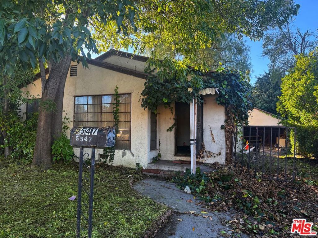 Photo of 5547 Shoup Avenue, Woodland Hills, CA 91367 (MLS # 26635597)