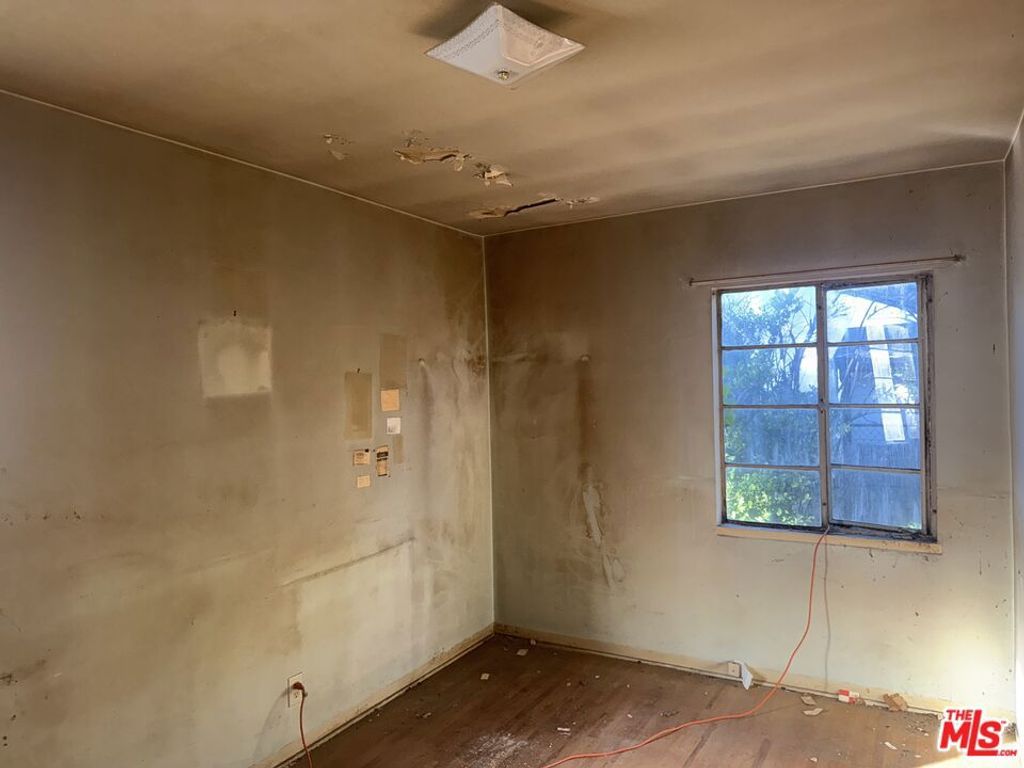 Photo of 5547 Shoup Avenue, Woodland Hills, CA 91367 (MLS # 26635597)