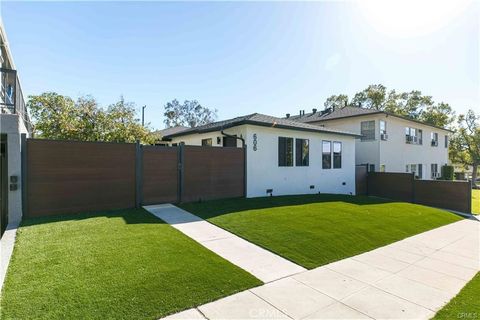 Photo of 606 E Cypress Ave #D, Burbank, CA 91501 (MLS # BB26092945)