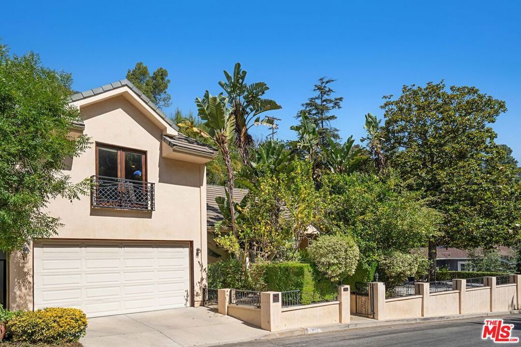 Photo of 3645 Longview Valley Road, Sherman Oaks, CA 91423 (MLS # 26779385)