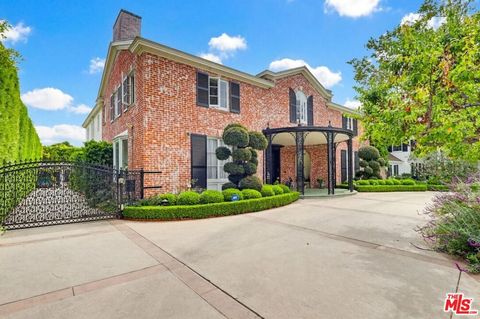 Photo of 516 S Rimpau Boulevard, Los Angeles, CA 90020 (MLS # 26700251)