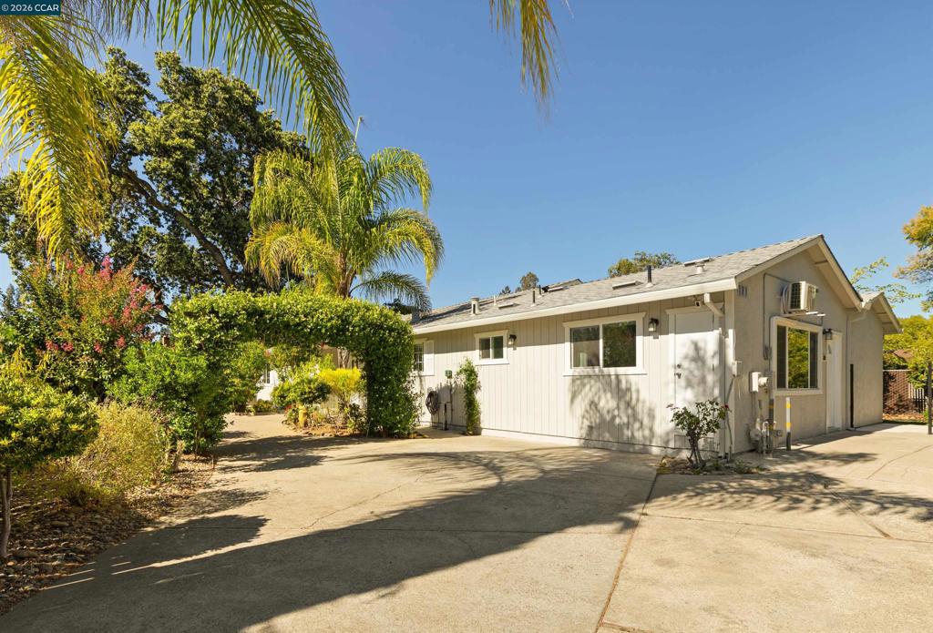 1694 Tammy Ln