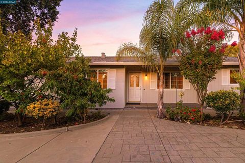 Photo of 1694 Tammy Ln LN, Concord, CA 94519 (MLS # 41141937)