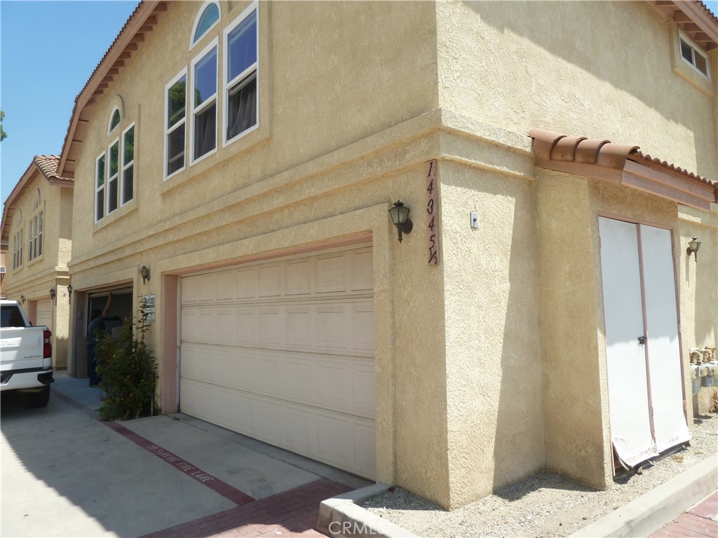 NEWER TOWNHOUSE BUILT IN 1990, CERAMIC TILE IN KITCHEN. EXCELLENT LOCATION, NEAR PARKS, STORES, LOCATED NEAR FREEWAY 105, YOU ENJOY EASY ACCESS TO ALL THAT LOS ANGELES HAS TO OFFER. PERFECT FOR FAMILIES TO ENJOY THE CITY OF PARAMOUNT. DON'T MISS OUT ON THIS AMAZING OPPORTUNITY!