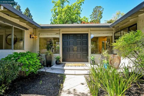 Photo of 4 Burnt Oak Cir Cir, Lafayette, CA 94549 (MLS # 41132039)