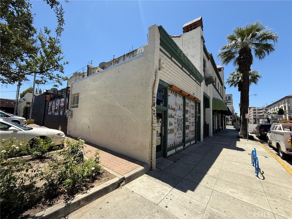 Rare Opportunity! Retail or office in the heart of Downtown Riverside! Open space retail or office that is affordable next to public parking. The space is fully built-out with high ceilings and an open design for a studio office or open retail. Unit will be available thirty days after lease signing.