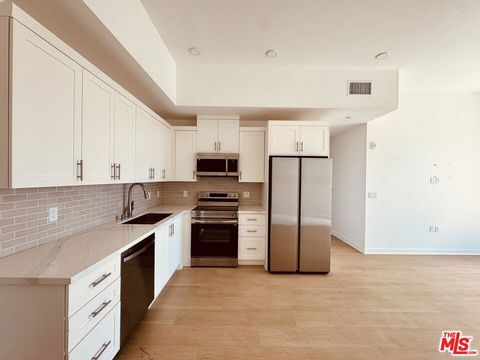 Photo of 3977 Beverly Boulevard #402, Los Angeles, CA 90004 (MLS # 26715317)