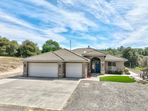 Photo of 47482 Veater Ranch Rd, Coarsegold, CA 93614 (MLS # FR26067852)