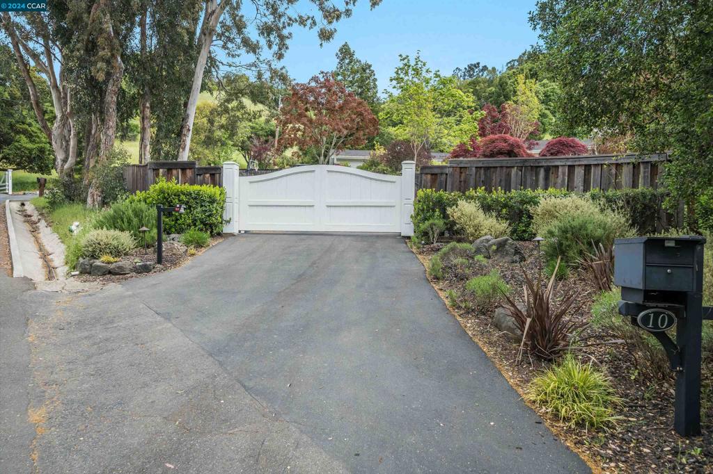 ORINDA C.C. - Residential