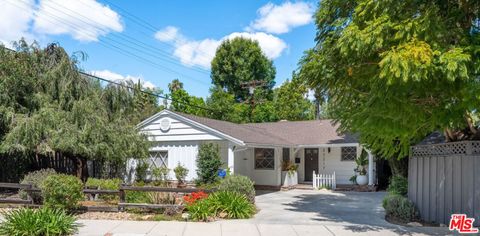 Photo of 22217 Ybarra Road, Woodland Hills, CA 91364 (MLS # 26833501)