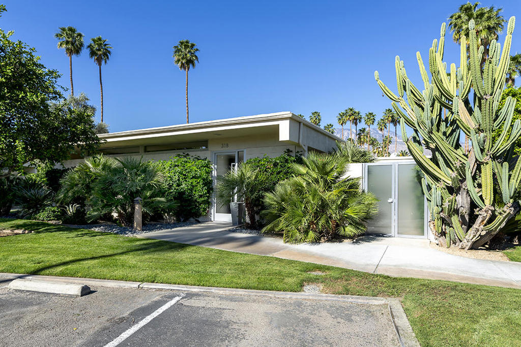 318 Desert Lakes Drive