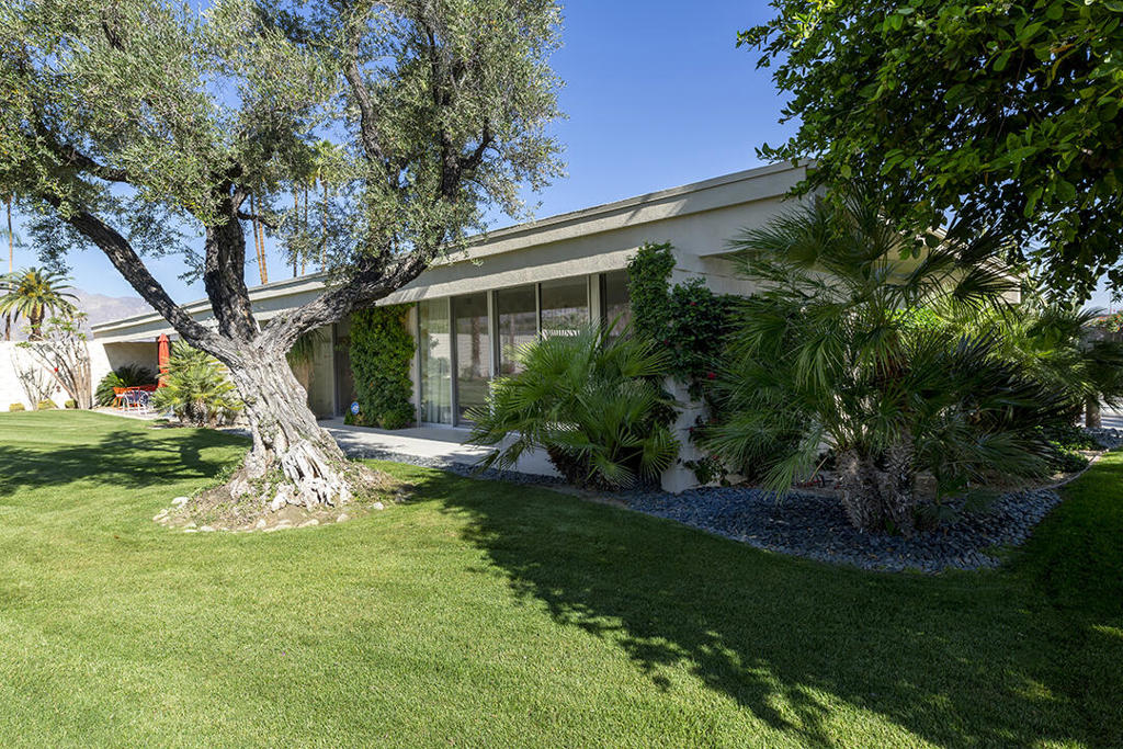 318 Desert Lakes Drive