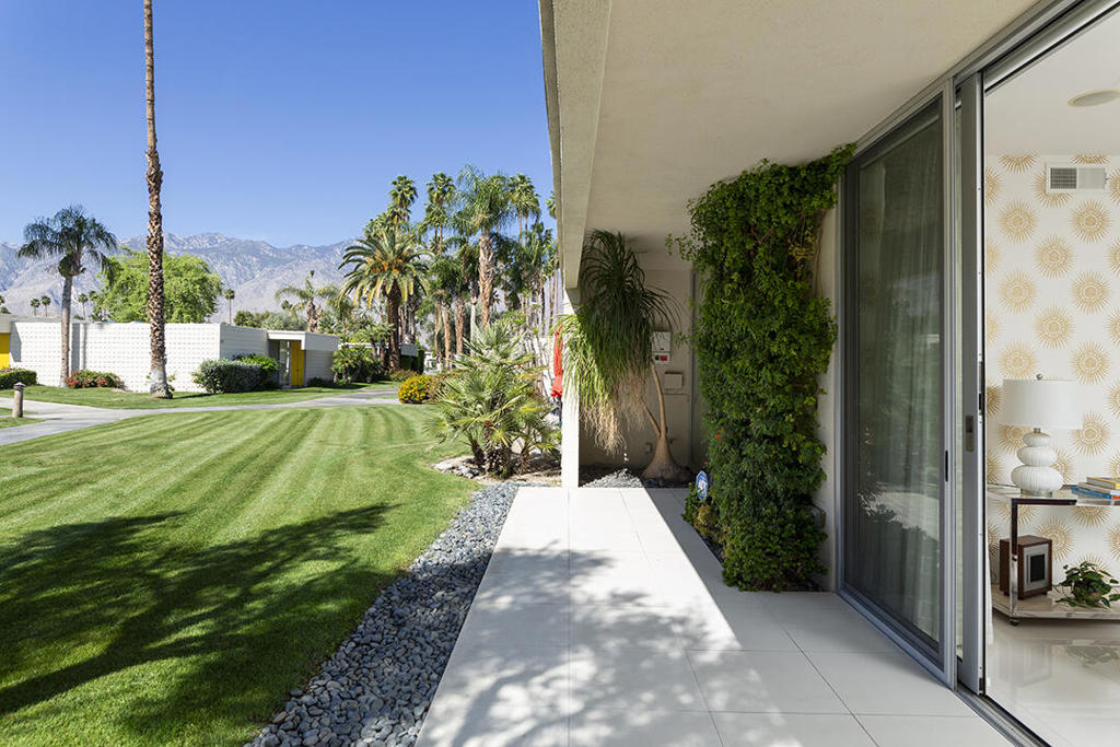 318 Desert Lakes Drive