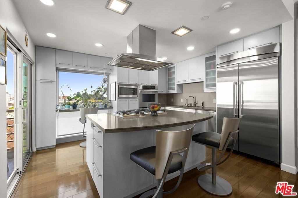 907 Lincoln Boulevard PH 302
