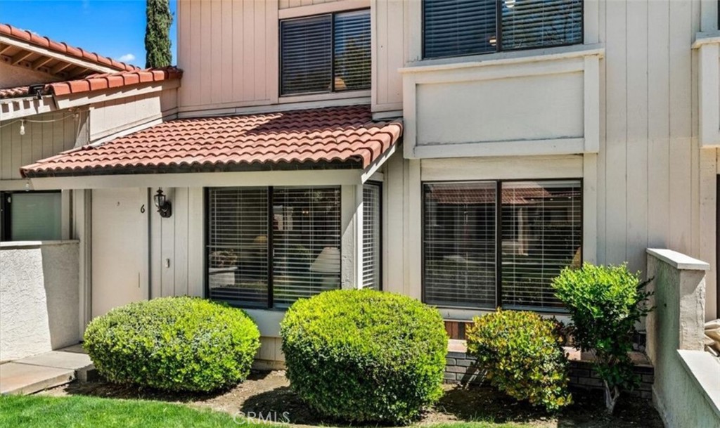 Fully Furnished Desert Retreat in South Palm Springs!
Experience desert living at its best in this beautifully maintained and fully furnished townhome located in the desirable Mountain Shadows community of South Palm Springs. Lovingly renovated, this spacious 1,551 sq. ft. home features the largest floor plan in the community with 4 bedrooms and 2.5 bathrooms.
The inviting layout includes a generous primary suite and two guest bedrooms upstairs, plus a flexible downstairs bedroom perfect for an office or den. Enjoy an abundance of natural light throughout, thanks to the home’s ideal east–west orientation.
Step outside to a private enclosed patio and take in the tranquil greenbelt views. The home also includes two parking spaces (one covered). Just steps from one of six sparkling community pools, this residence offers a front-row seat to breathtaking San Jacinto Mountain views.
Nestled within the Arnold Palmer–managed Tahquitz Creek Golf Course, the gated 26-acre Mountain Shadows community offers walking paths, a library, outdoor pavilion, and lighted tennis and pickleball courts. On-site management and maintenance ensure a resort-style, worry-free stay.
Whether you’re seeking a seasonal getaway, extended stay, or corporate rental, this home is move-in ready and available for immediate use—just bring your suitcase and start living the Palm Springs lifestyle! Get started today, apply at https://apply.link/xXcp_Gs