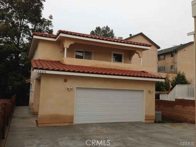 This duplex are 2 seperate homes in a desirable Whittier neighborhood. It has 3 bedrooms and 2.5 bathrooms with a balcony upstairs . All the rooms are upstairs. All tile downstairs and wood flooring upstairs. Ready to move in. Backyard for entertainment. Easy accesable close to shopping , City hall, Whittier college, Police station.