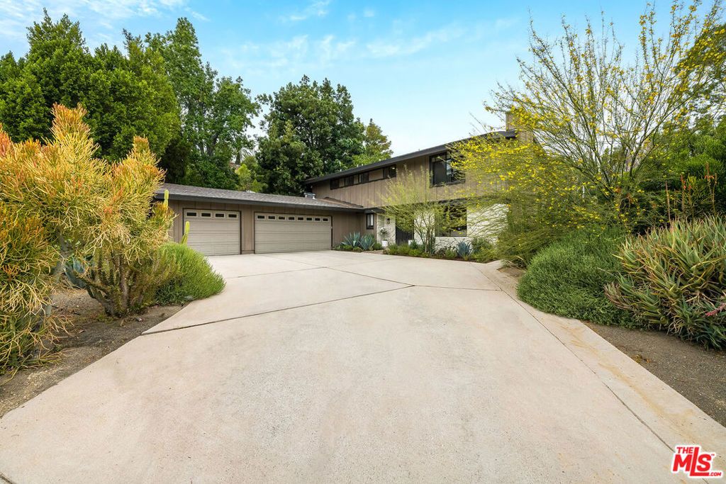 Photo of 24417 Clipstone Street, Woodland Hills, CA 91367 (MLS # 25603419)