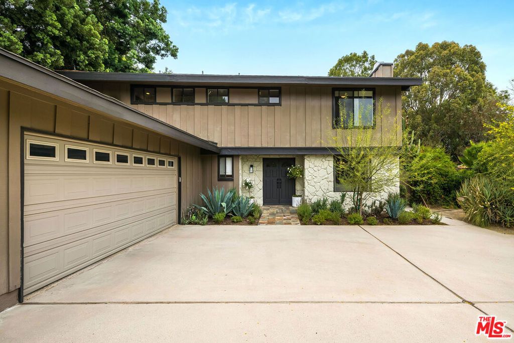 Photo of 24417 Clipstone Street, Woodland Hills, CA 91367 (MLS # 25603419)