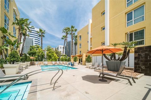 Photo of 21301 Erwin Street #402, Woodland Hills, CA 91367 (MLS # SR26062368)