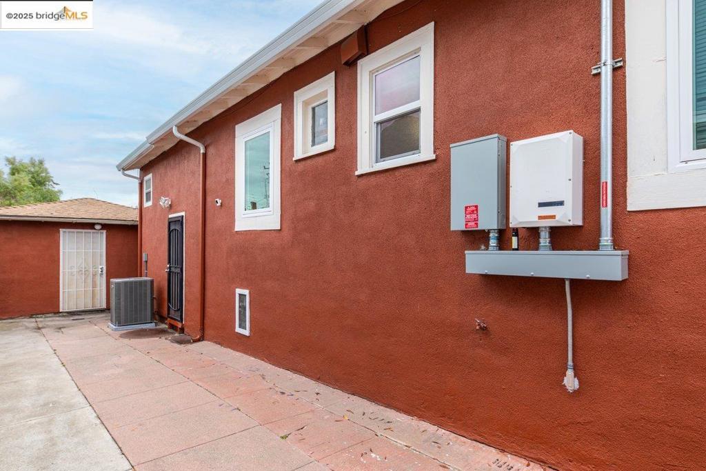 EAST OAKLAND - Residential
